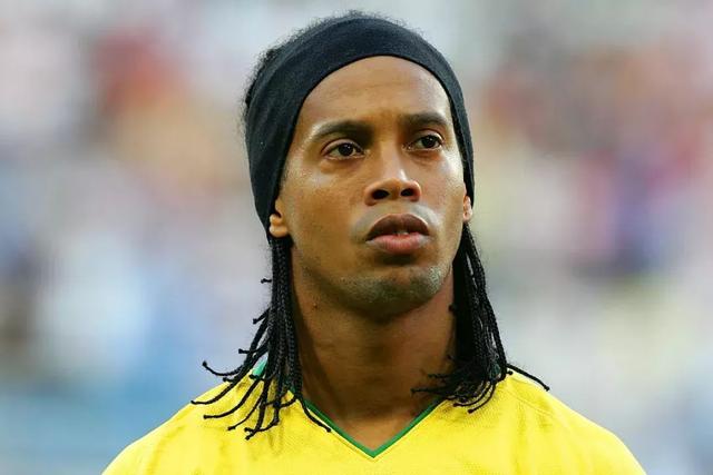 斯诺克世锦赛：16强战赵心童丁俊晖首阶段战平